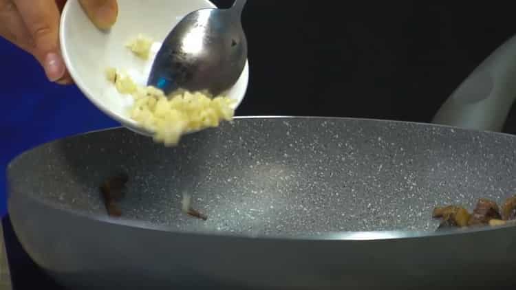 Přidejte česnek k vaření