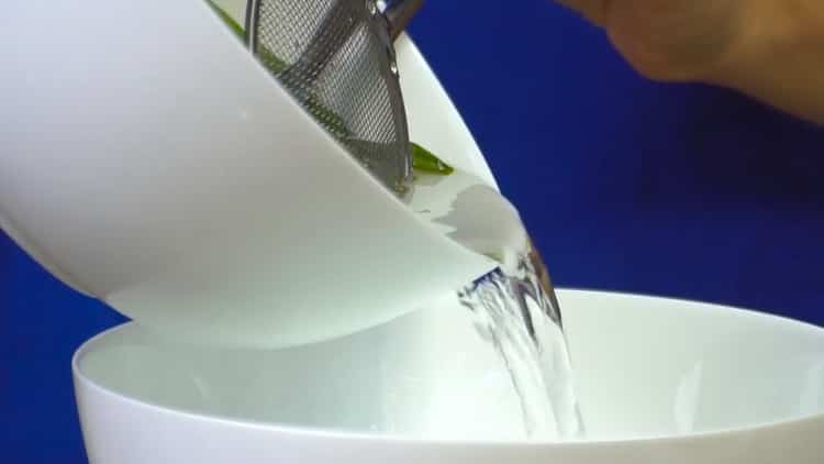 Při vaření vypusťte přebytečnou tekutinu