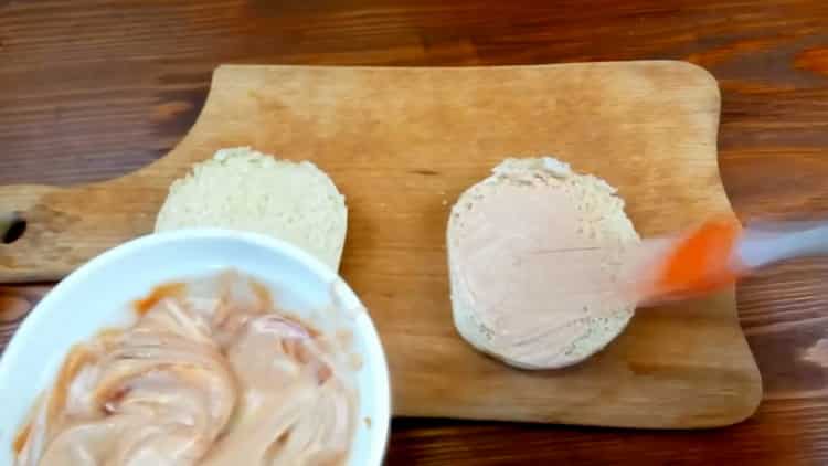 Per preparare un hamburger, prepara la salsa