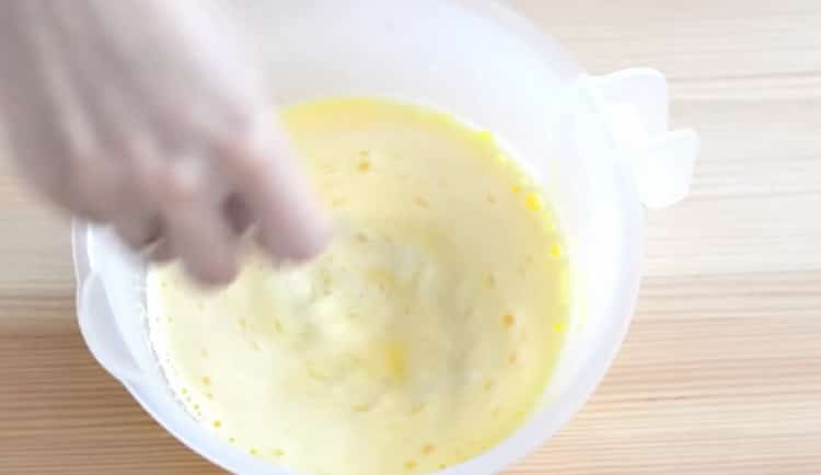 Смесете съставките, за да направите сладолед.