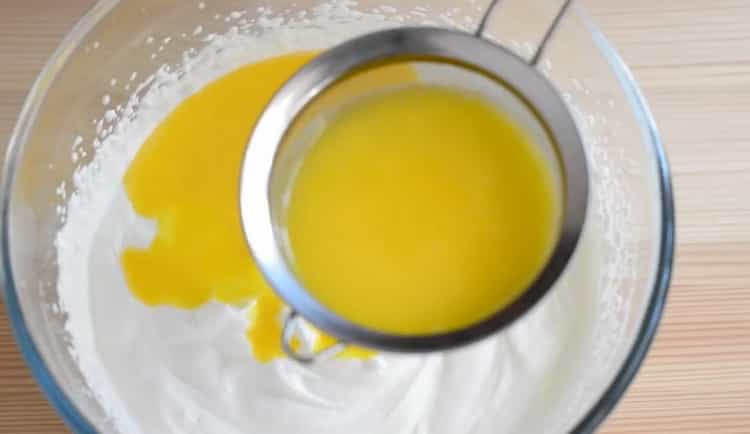 Комбинирайте съставките, за да направите сладолед.