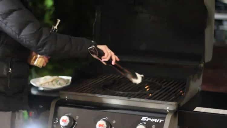 Upang grill pusit, ihanda ang grill