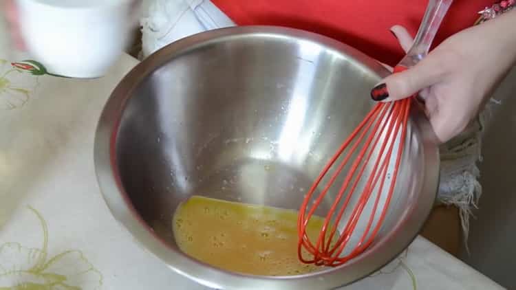 Pentru a găti, bate ouăle.