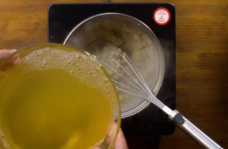 Afegir el brou a coure