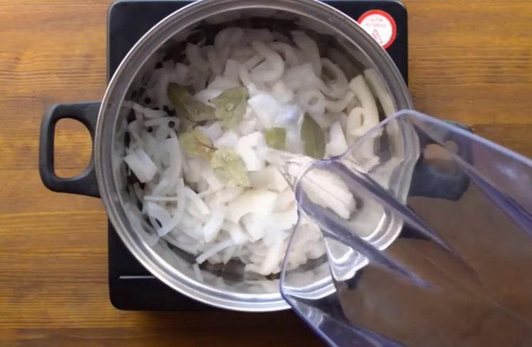 Barregeu els ingredients per cuinar.