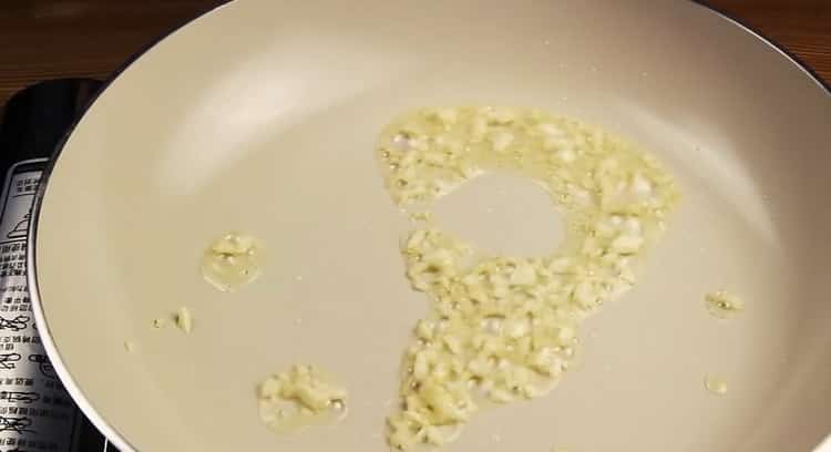 Pentru a face calmar, prajeste usturoiul