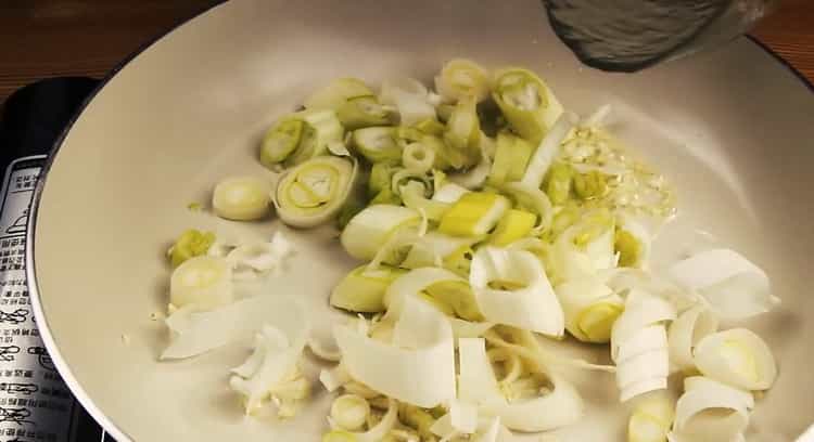 Pentru a face squidere, prăjiți ingredientele