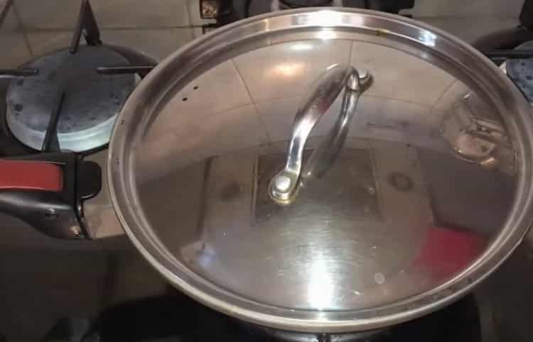 Acoperiți ingredientele cu un capac pentru gătit.