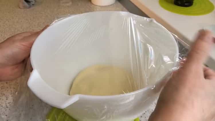 Puneți aluatul în doză