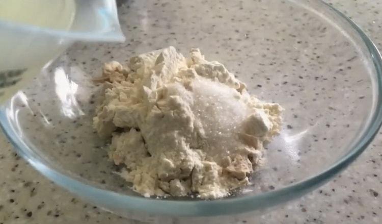 Amestecă ingredientele din aluatul de cartofi