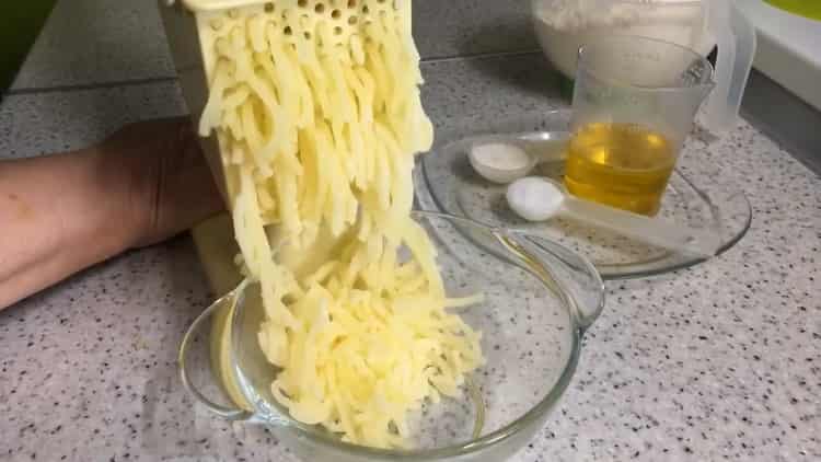  tocați cartofii pentru a face aluat de cartofi