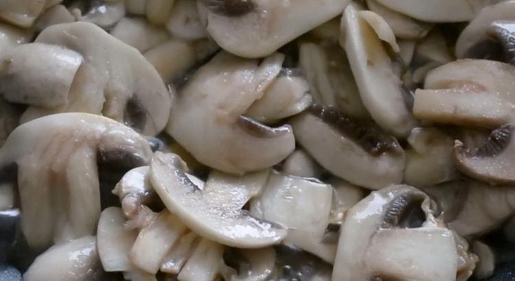 Запържете гъбите, за да направите юфка.