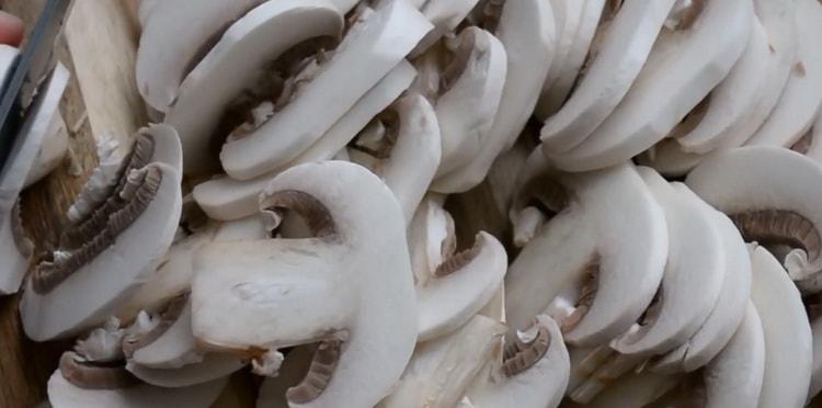 За да направите юфка, нарежете гъбите