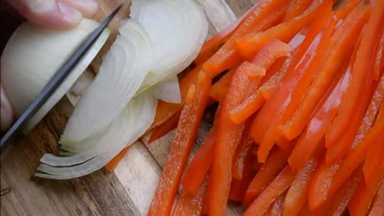 За да готвите юфка, накълцайте черния пипер