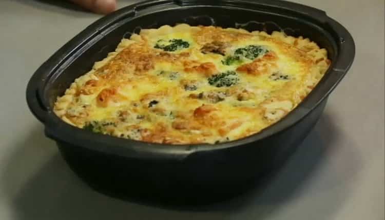 quiche s lososem a brokolicí je připraven