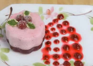 Mousse de cranberry deliciosa na mesa festiva