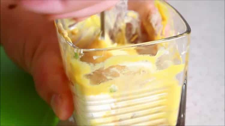 Amestecă ingredientele pentru sos.