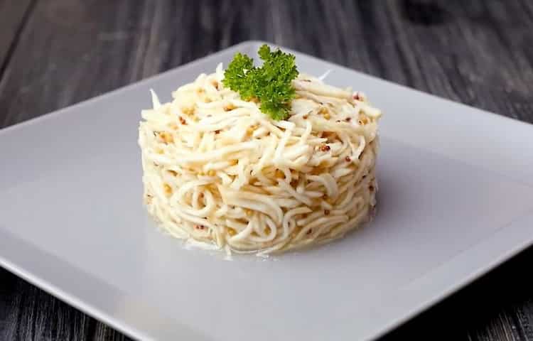 Bereiten Sie für die Zubereitung der Selleriewurzel alles vor, was Sie brauchen