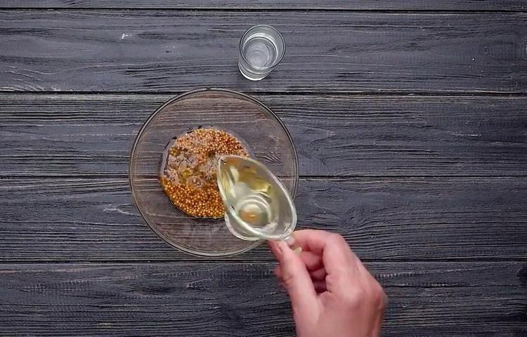 Bereiten Sie für die Zubereitung der Selleriewurzel die Zutaten für die Sauce vor