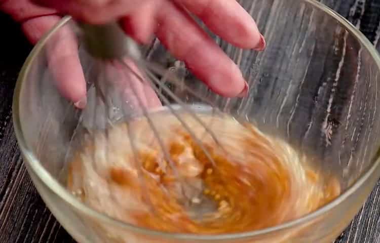 Bereiten Sie die Sauce zu, um Selleriewurzel zuzubereiten