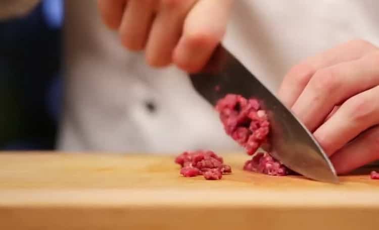 Cozinhar uma costeleta de hambúrguer com uma receita simples