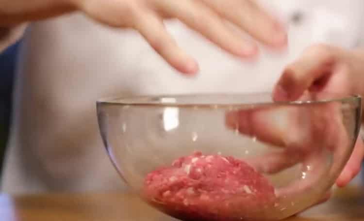 Misture os ingredientes para fazer as costeletas.