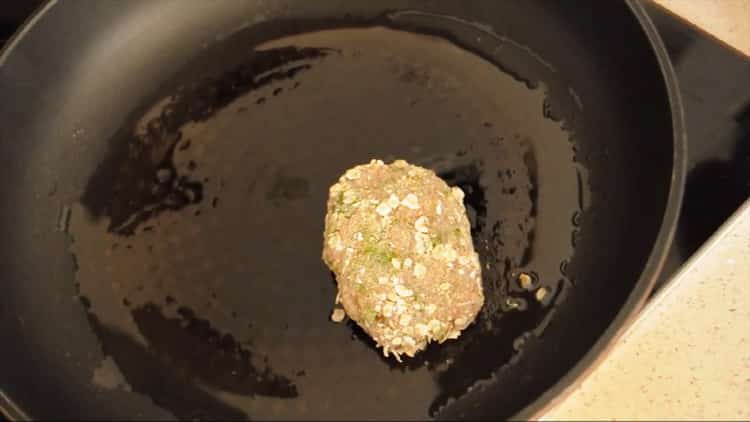 להכנת הקציצות מחממים את התבנית