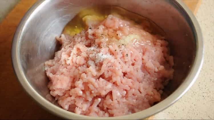 להכנת הקציצות הכינו את החומרים