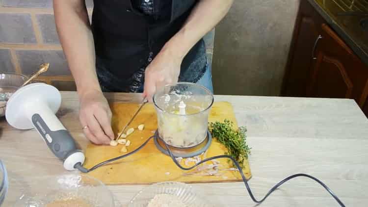 Lai pagatavotu ēdienu, sasmalciniet sīpolu