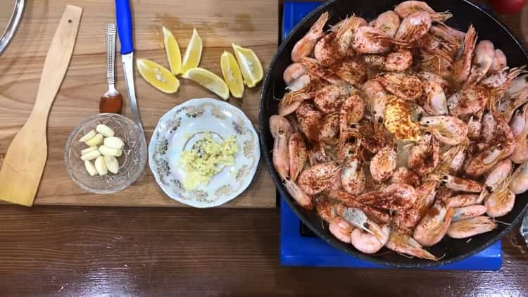 Добавете червен пипер, за да направите скариди