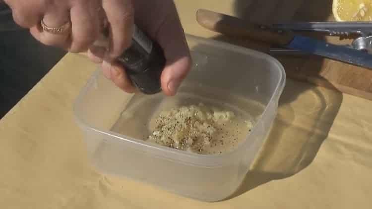 Nastrouhejte česnek na krevetky