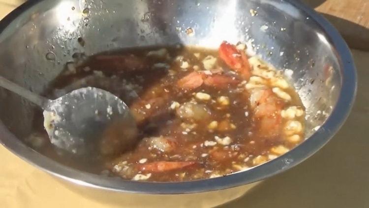 Smíchejte všechny ingredience na krevety.