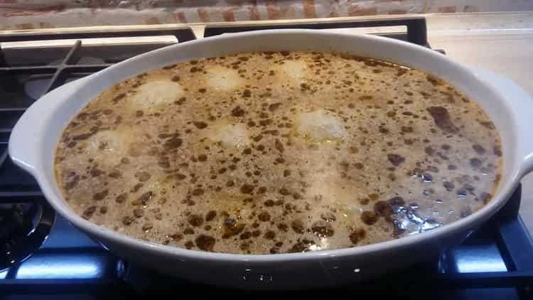 Para hacer albóndigas, vierta la salsa en el molde.