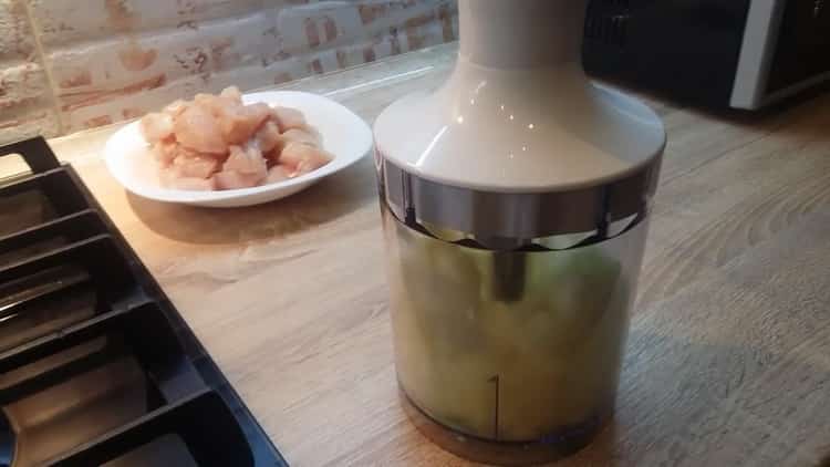 Picar la cebolla para hacer albóndigas.