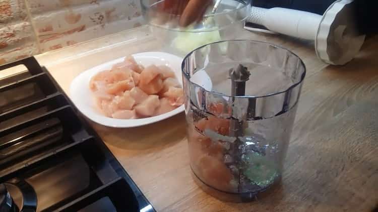 Moler carne para hacer albóndigas