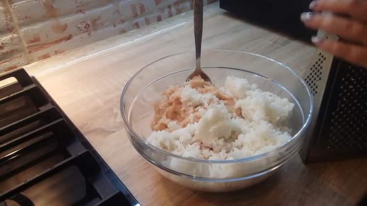 Para mezclar las albóndigas, mezcle los ingredientes.