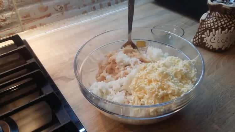 Para cocinar albóndigas, rallar queso