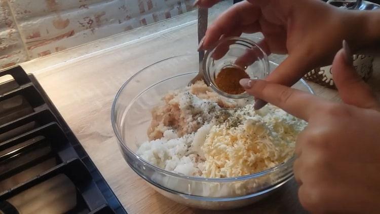 Agrega condimentos para hacer albóndigas