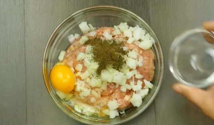 ajouter des épices pour faire des boulettes de viande