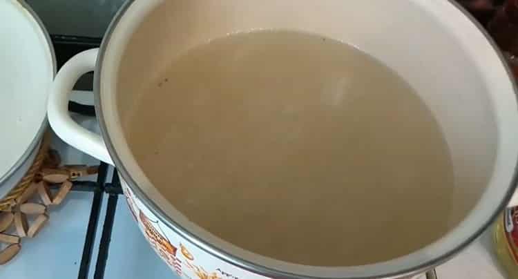 Per preparar la sopa de fideus, prepareu els ingredients