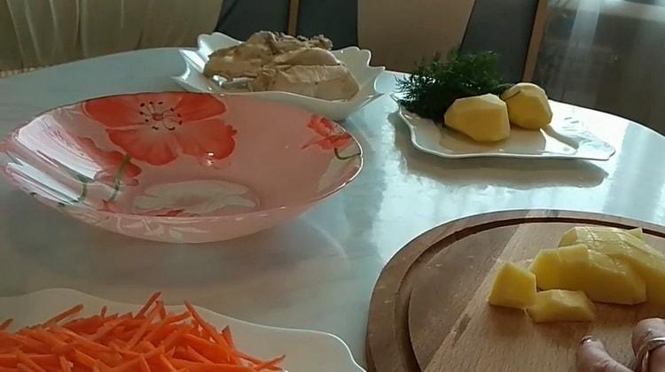 Piqueu les patates per fer sopa de fideus