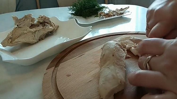 Per cuinar la sopa de fideus, picar la carn