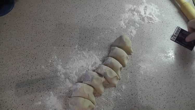 Pentru a face pâinea pita, tăiați aluatul