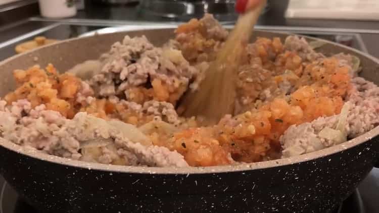 За да направите лазаня, пригответе пълнежа