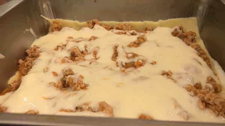 За да направите лазаня, залейте соса