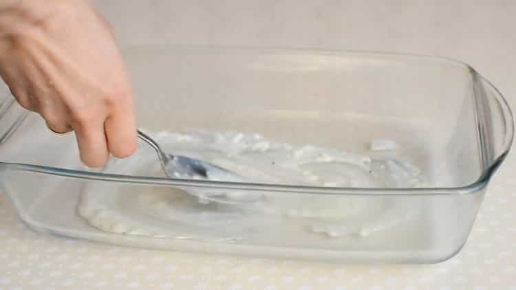 За да направите лазаня, намажете формата