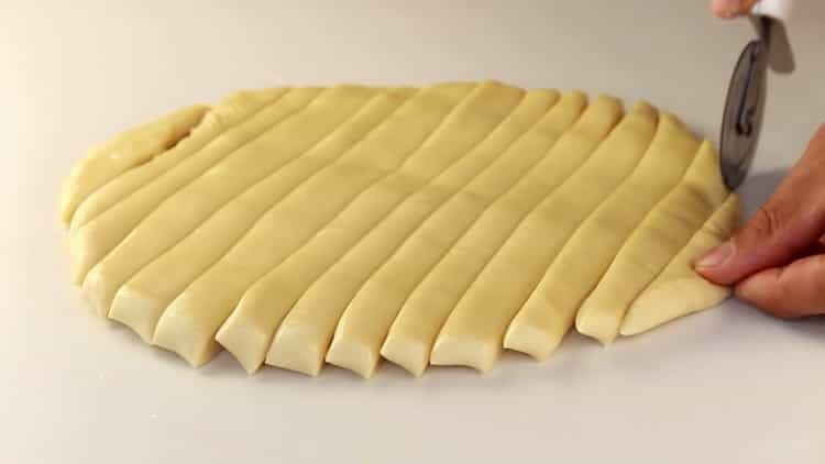 Skär degen för att göra lagman-nudlar