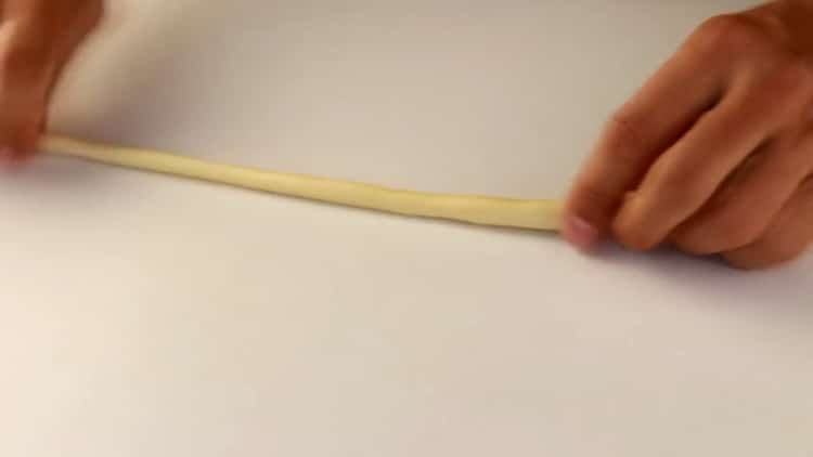 Sträck degen för att göra lagman nudlar