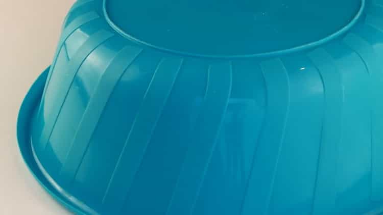 Lägg degen under en skål för att göra lagman-nudlar