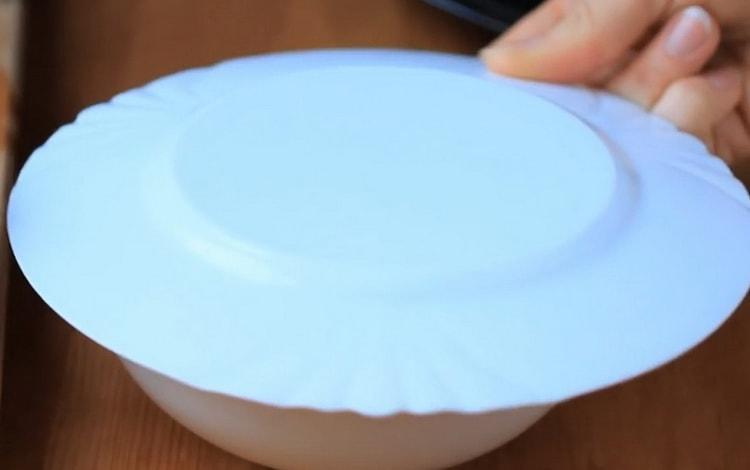 Pour cuire les nouilles Fruncheza, couvrez les vermicelles pour gonfler